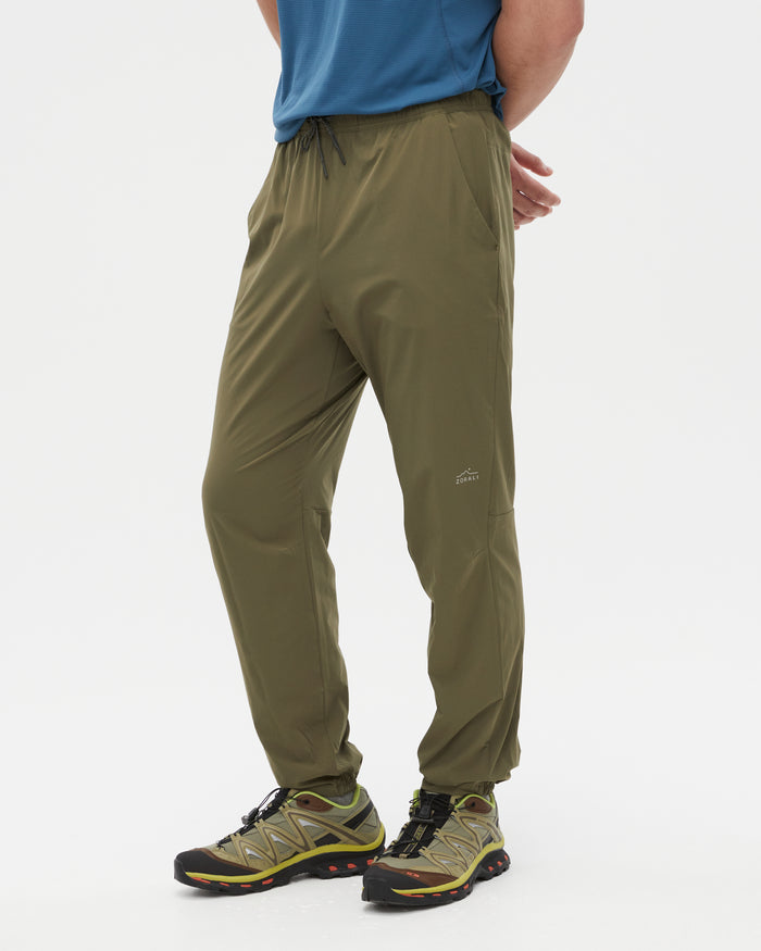 Kelly wearing the Ivy Green pants, size M