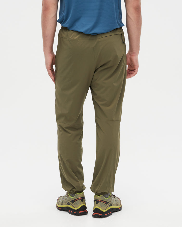 Kelly wearing the Ivy Green pants, size M