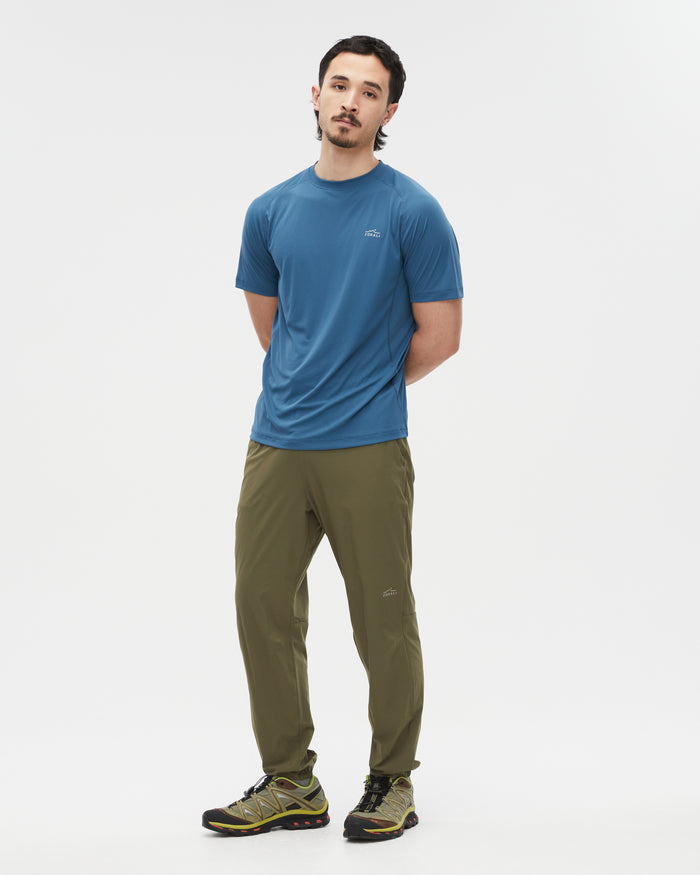 Kelly wearing the Ivy Green pants, size M