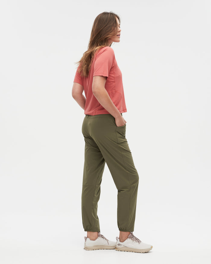 Bianca wearing the Ivy Green pants, size 8