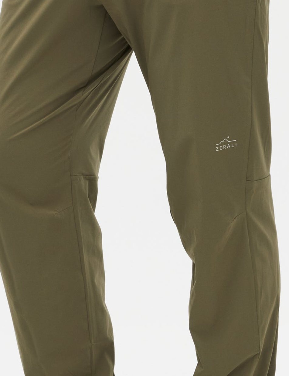 Articulated knees on the Ivy Green Daylight™ Pants
