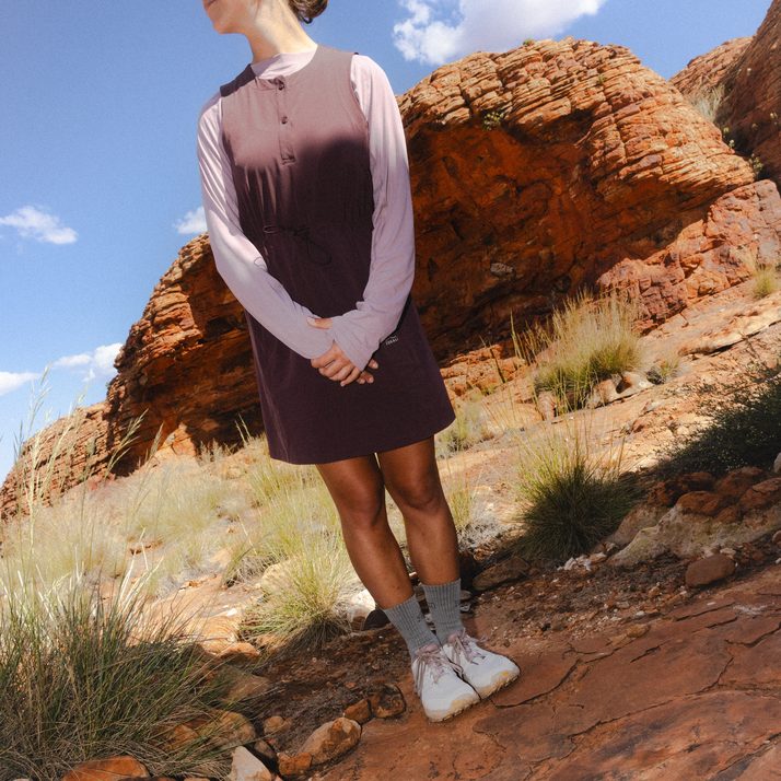 Hiker standing among the sandstone domes of Kings Canyon in the Daylight™ Motion Dress in Cacao