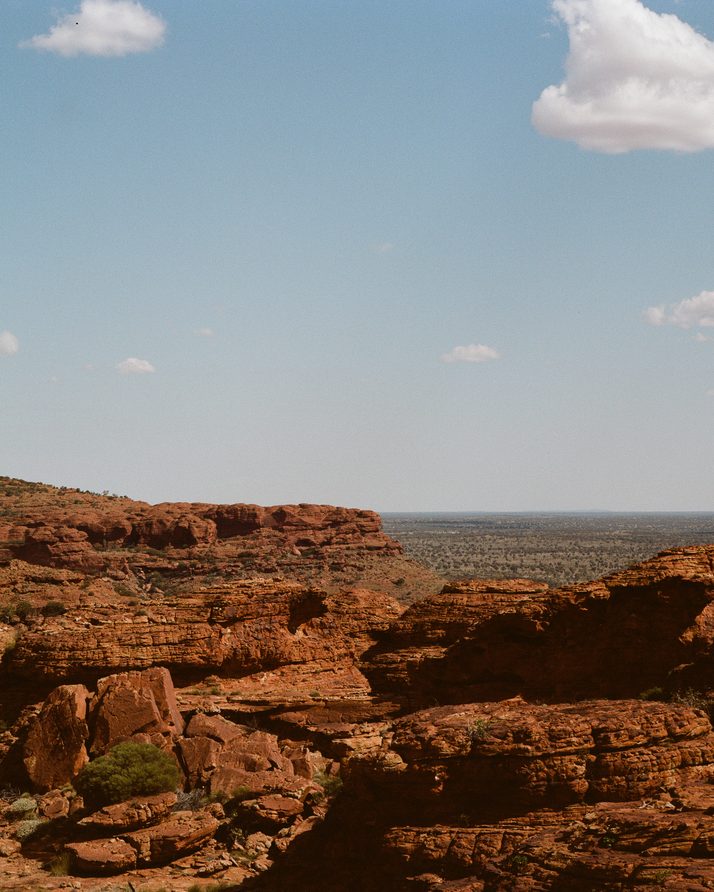 Red rock plateau running to the horizon at Kings Canyon