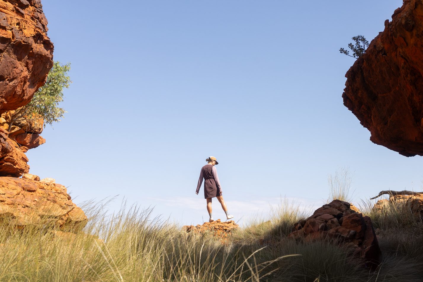 A hiker in the Daylight™ Motion Dress among the grass and rock of Kings Canyon