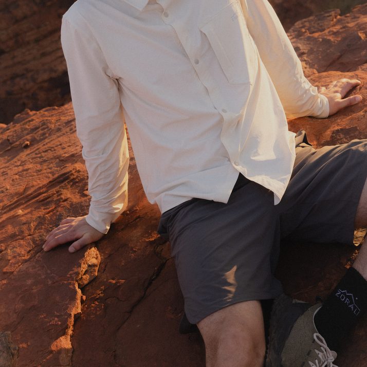 Hiker seated on red sandstone at Kings Canyon in the Beachwood Daylight™ Technical Long Sleeve Shirt