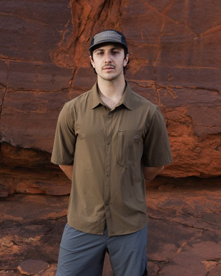 Hiker standing against red rock at Kings Canyon in the Teak Daylight™ Short Sleeve Shirt