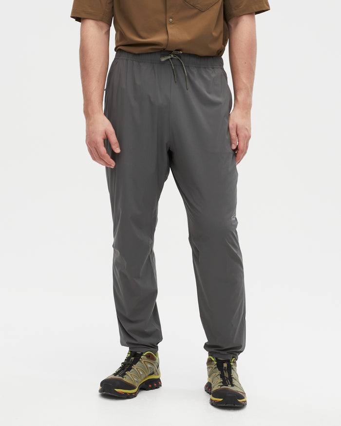 Kelly wearing the Ash pants, size M