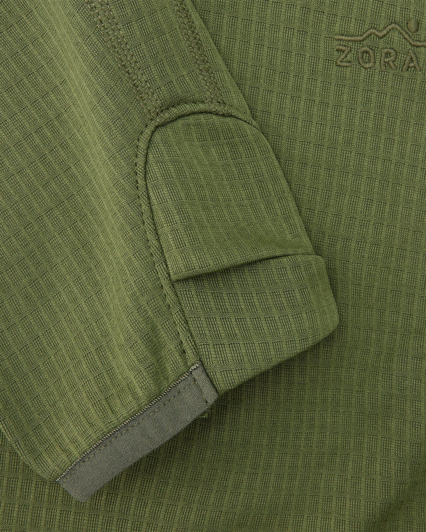 M BushGreen flat lay