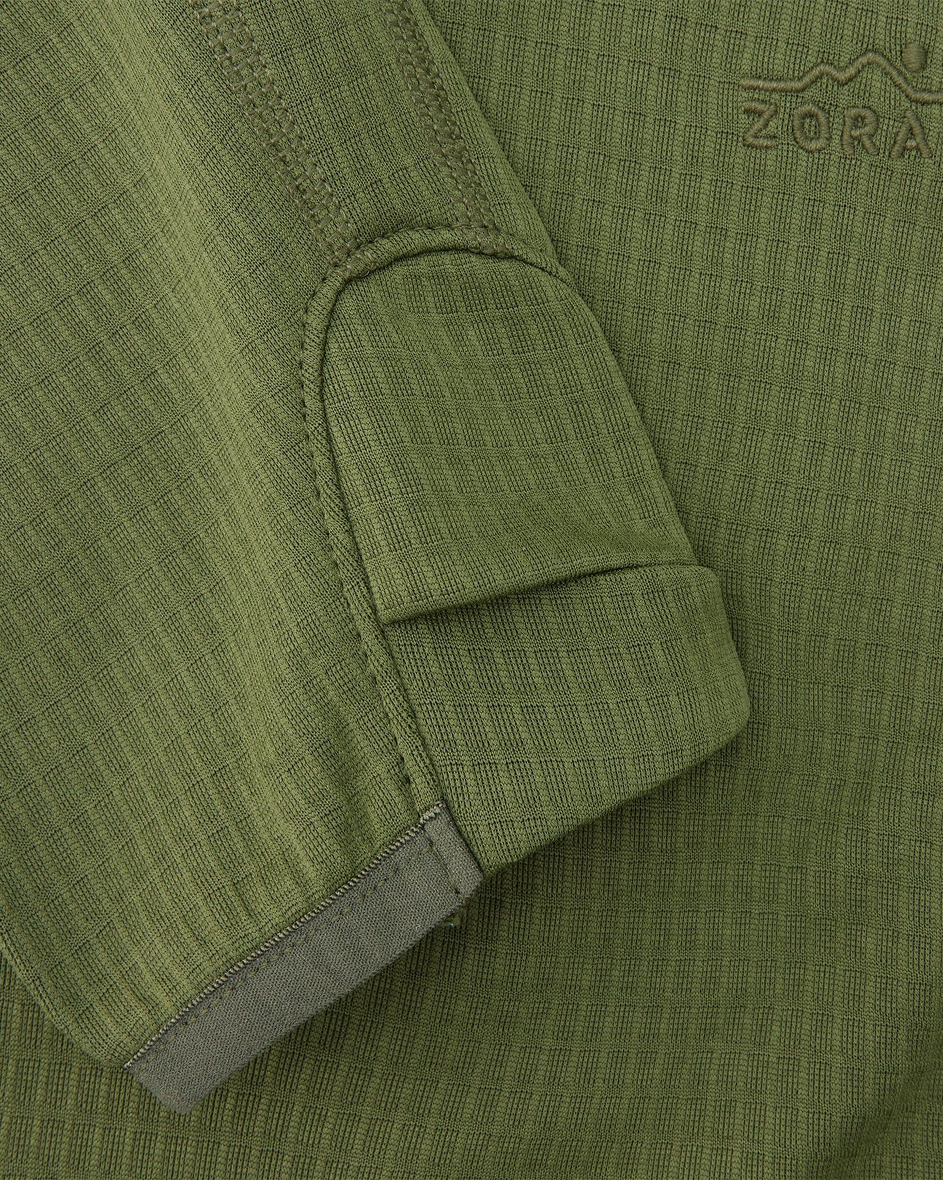 M BushGreen flat lay