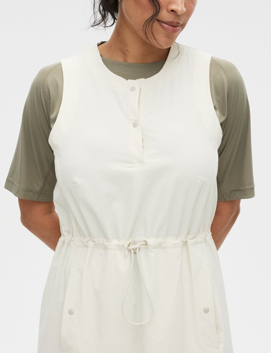 Two-snap placket on the Beachwood Daylight™ Motion Dress
