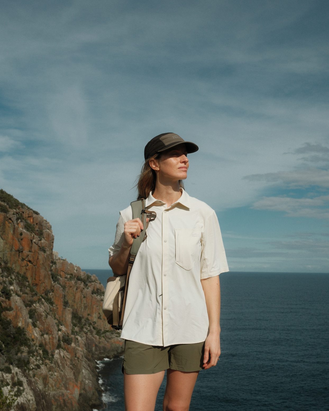 Elise above the sea on the Three Capes track in the Beachwood Daylight™ Short Sleeve Shirt