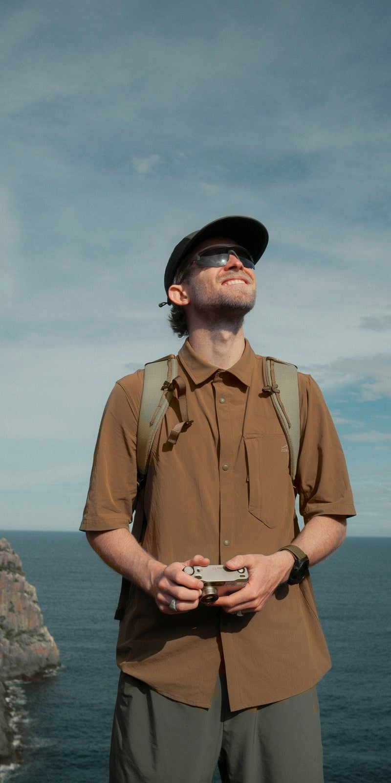 Cam on the Three Capes sea cliffs in the Teak Daylight™ Short Sleeve Shirt